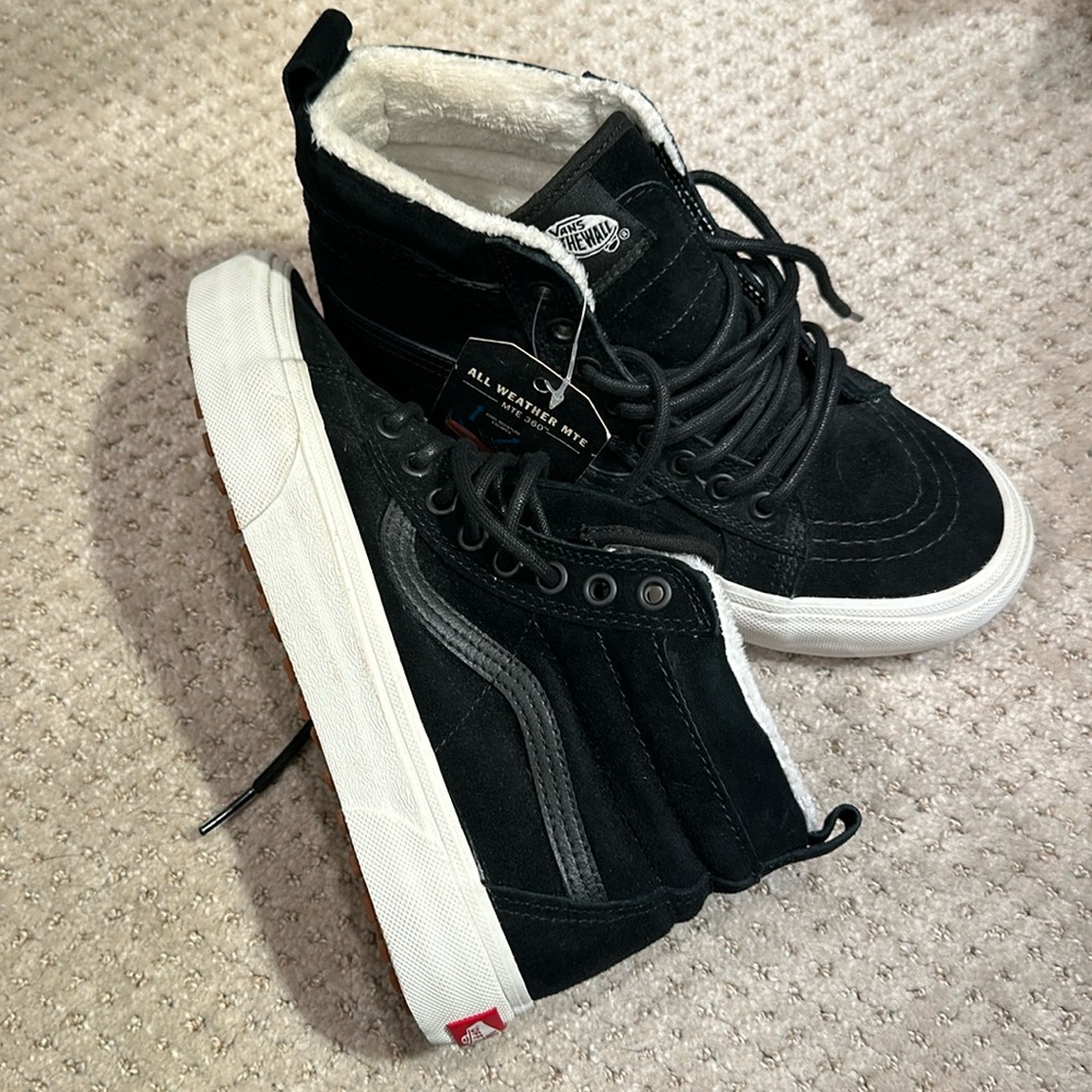 Vans MTE All Weather Faux Fur Lined size 7
